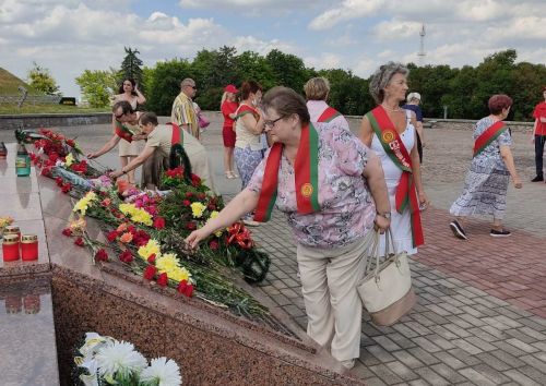 Ветераны труда ОАО «Гродно Азот» в 80 годовщину начала Великой Отечественной войны посетили места памяти и скорби Гродненщины