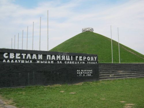 Гродненские химики в канун Дня Победы почтили память героев Великой Отечественной войны