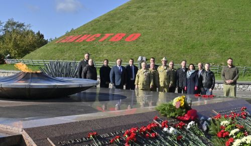 Администрация предприятия и активисты первичных организаций возложили цветы к подножию Кургана Славы в канун Дня народного единства