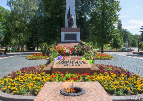Митинг, приуроченный ко Дню освобождения Гродно от немецко-фашистских захватчиков, прошел у братской могилы советских воинов и партизан в парке Жилибера с участием представителей ОАО "Гродно Азот"