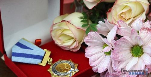 Лаборант отдела технического контроля ОАО «Гродно Азот» Алия Гончарова награждена орденом Матери