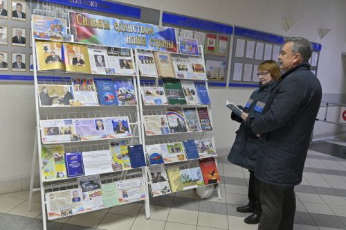 Выставка «Сильны единством наши страны», посвящённая Дню единения народов Беларуси и России, разместилась в фойе заводоуправления