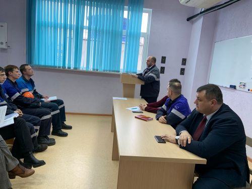 В рамках Единого дня информирования генеральный директор Игорь Ляшенко провёл встречу с работниками цехов аммиак-3 и аммиак-4